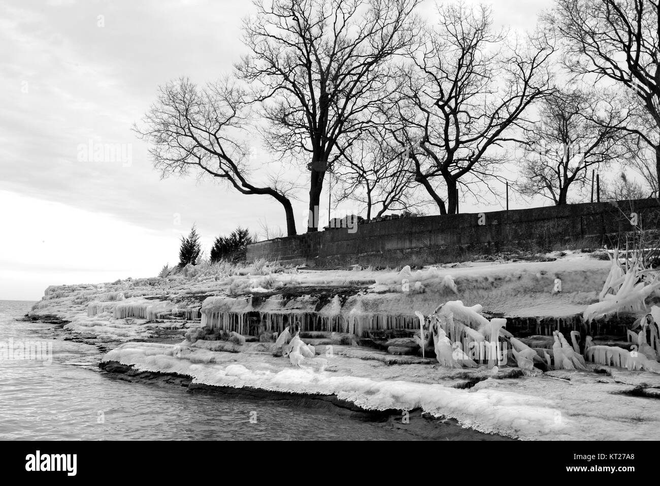 Formazioni di ghiaccio lungo la riva del Lago Erie e spruzzare dal lago si blocca Foto Stock