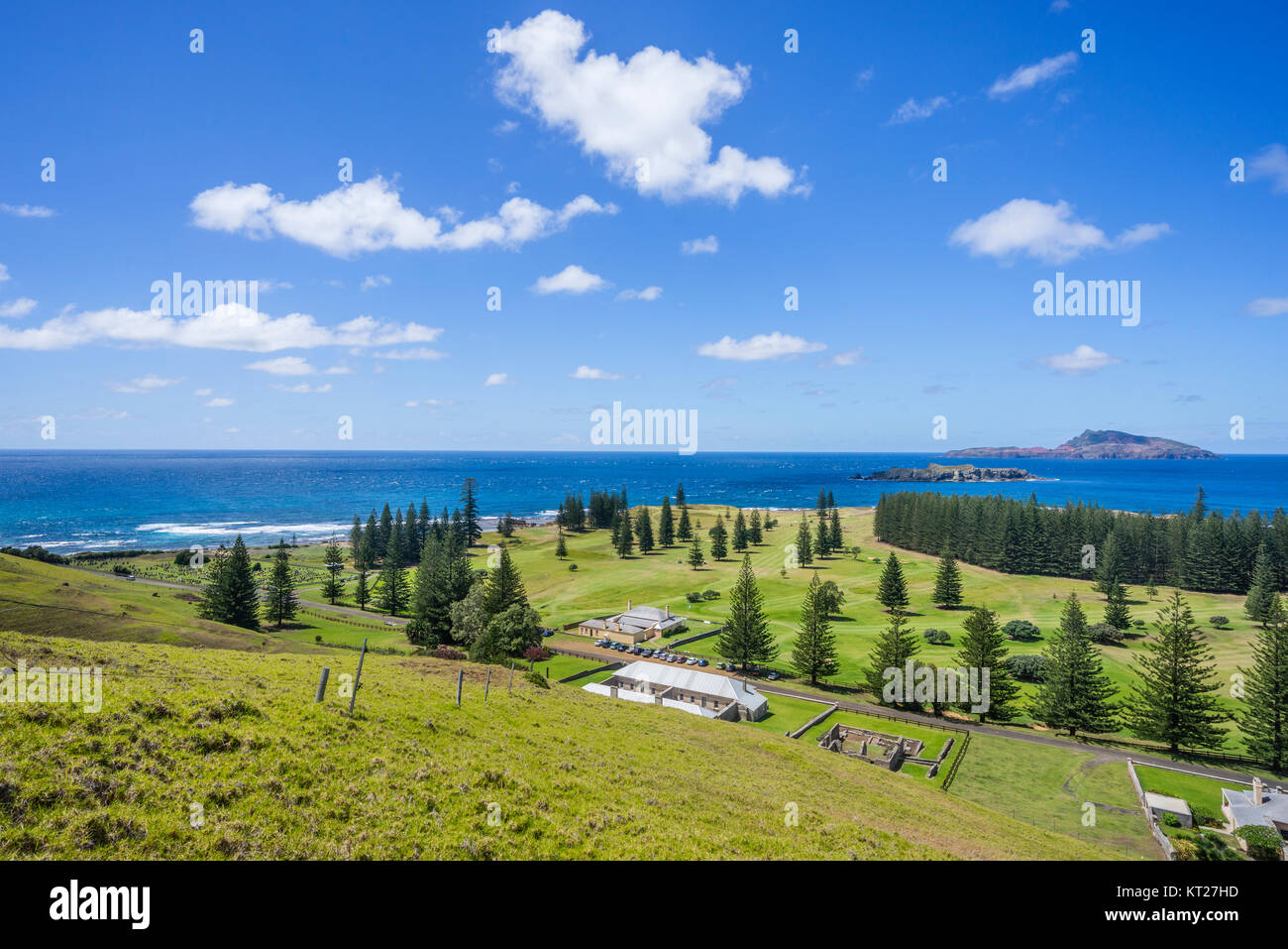 Isola Norfolk, australiano territorio esterno, vista del campo da golf e gli edifici storici in fila di qualità da Queen Victoria Lookout Foto Stock
