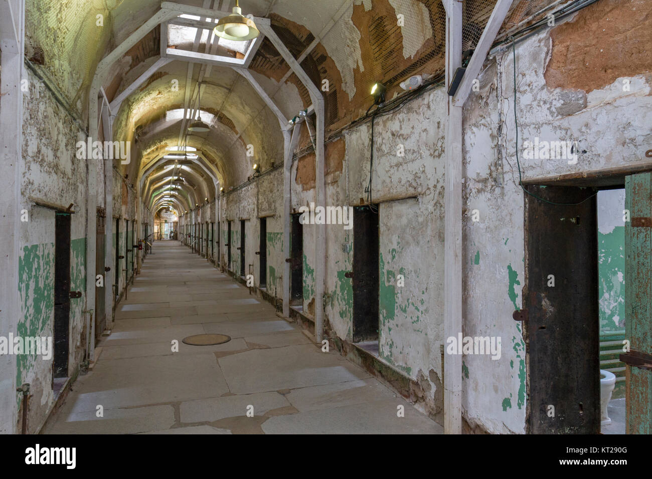 Vista lungo la prigione corridoio ala nella parte orientale di Stato penitenziario sito storico, Philadelphia, Stati Uniti. Foto Stock