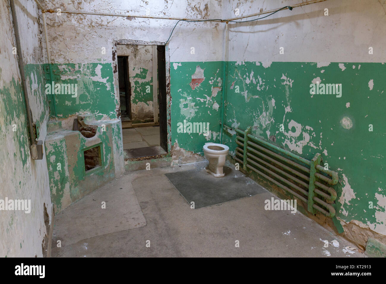 Cella di prigione con lavandino e servizi igienici nella parte orientale di Stato penitenziario sito storico, Philadelphia, Stati Uniti. Foto Stock