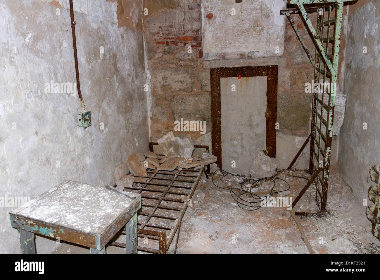 La tipica cella con letto abbandonato i frame nel penitenziario dell'Eastern State Historic Site, Philadelphia, Stati Uniti. Foto Stock