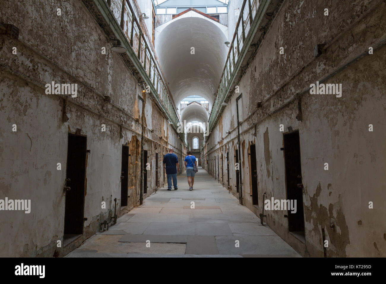 Vista lungo la prigione corridoio ala nella parte orientale di Stato penitenziario sito storico, Philadelphia, Stati Uniti. Foto Stock