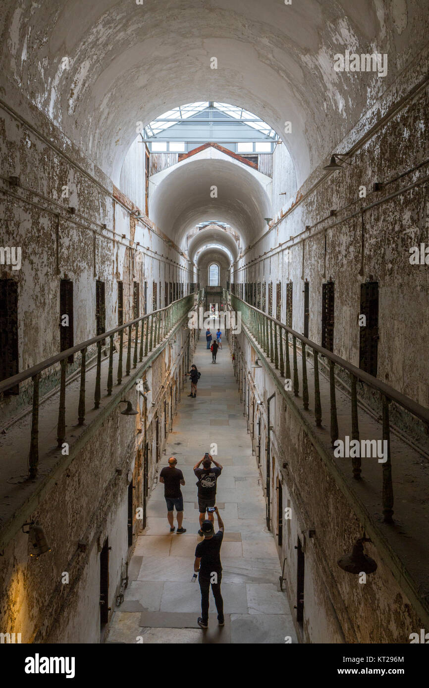 Vista lungo la prigione corridoio ala nella parte orientale di Stato penitenziario sito storico, Philadelphia, Stati Uniti. Foto Stock