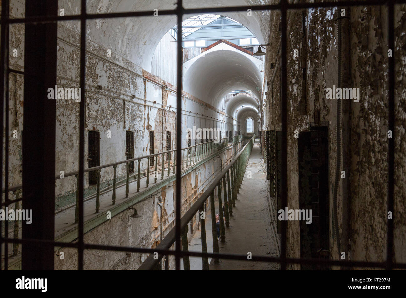 Vista lungo la prigione ala primo pianerottolo di piano nella parte orientale di Stato penitenziario sito storico, Philadelphia, Stati Uniti. Foto Stock