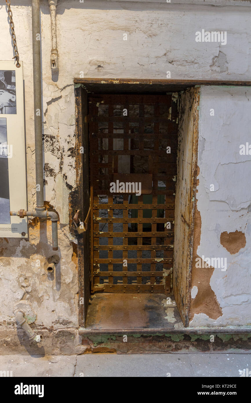 Cella di prigione porta in stato orientale penitenziario sito storico, Philadelphia, Stati Uniti. Foto Stock