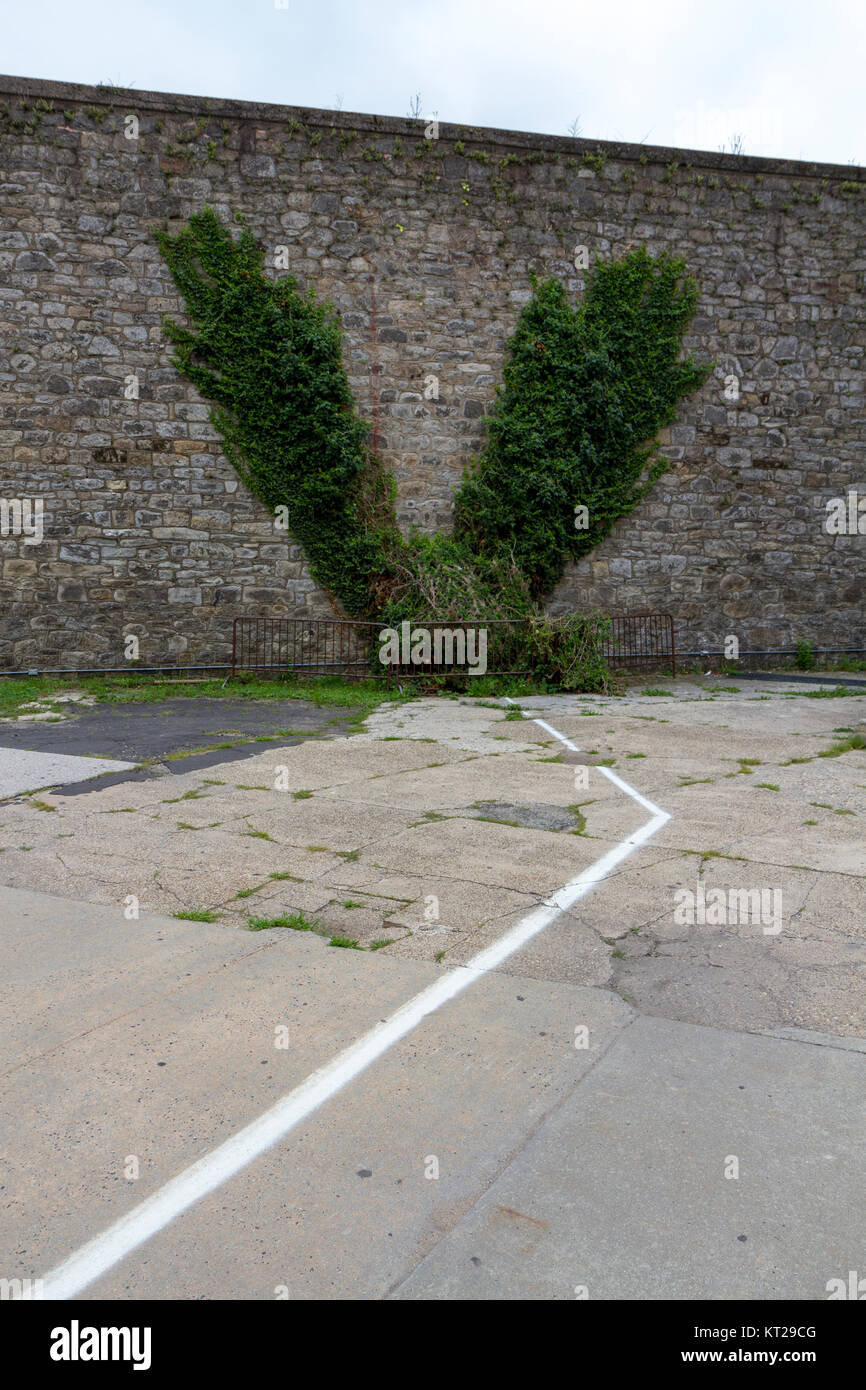 La linea bianca mostra Clarence Klinedinst alla fuga di percorso di tunnel a parete esterna, stato orientale penitenziario sito storico, Philadelphia, Stati Uniti d'America. Foto Stock
