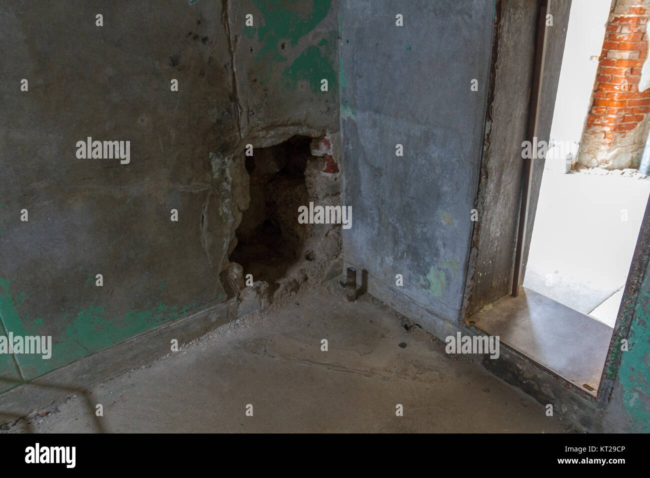 Foro nella cella 68 parete attraverso la quale Clarence Klinedinst fuggì nel 1945, stato orientale penitenziario sito storico, Philadelphia, Stati Uniti. Foto Stock