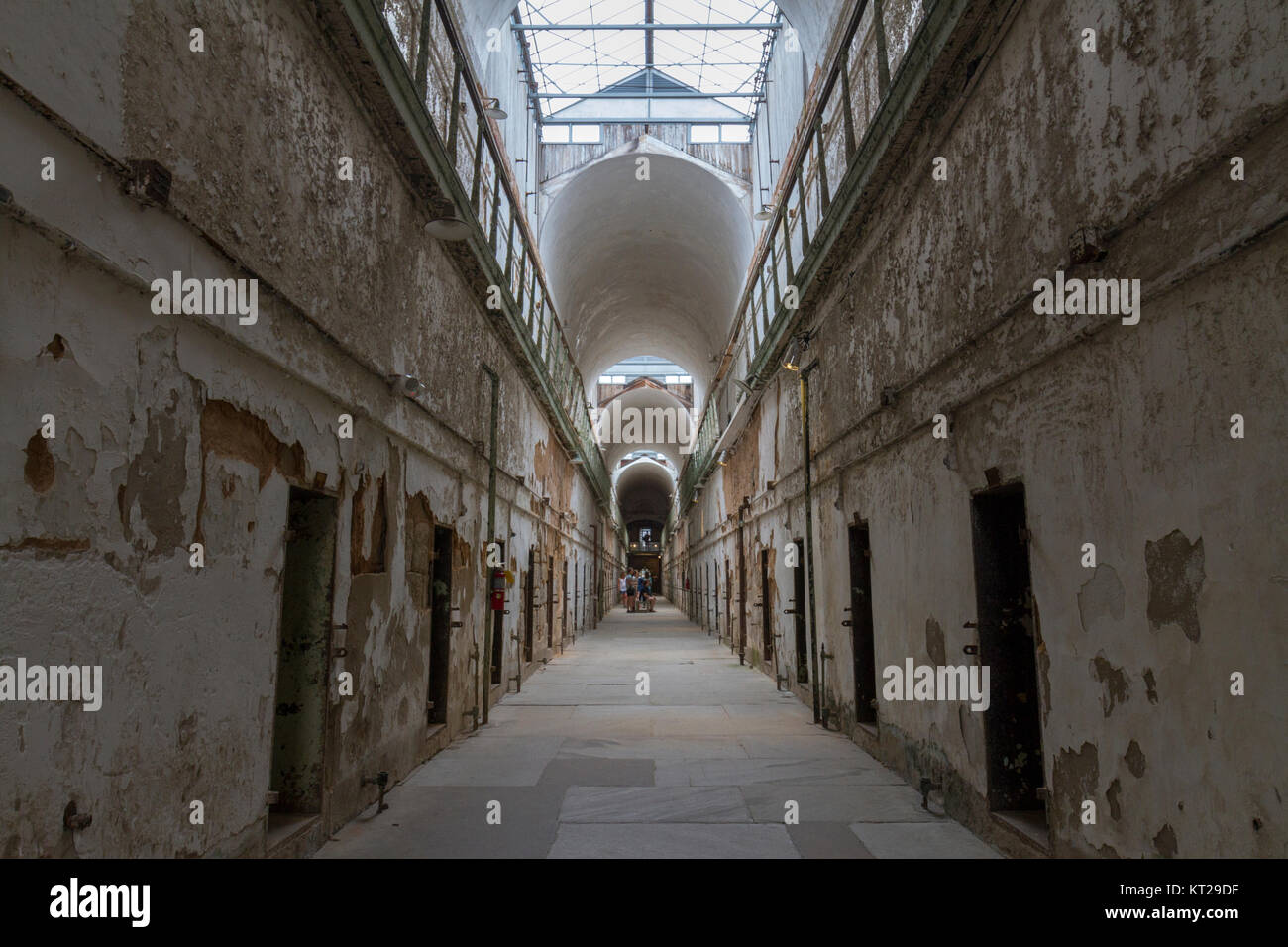 Vista lungo Hospital carcere ala corridoio nel penitenziario dell'Eastern State Historic Site, Philadelphia, Stati Uniti. Foto Stock