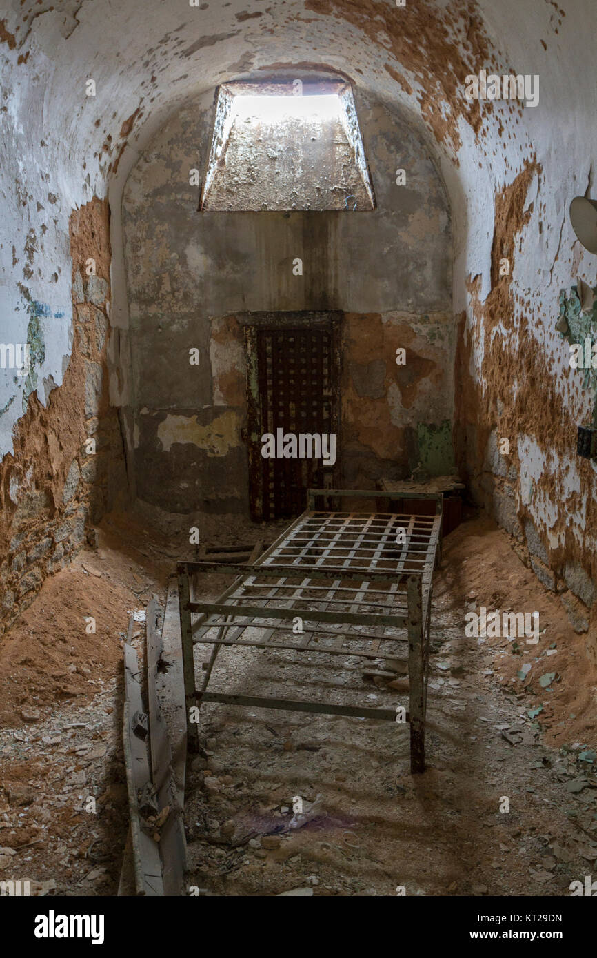 La tipica cella con letto abbandonato il telaio nella parte orientale di Stato penitenziario sito storico, Philadelphia, Stati Uniti. Foto Stock
