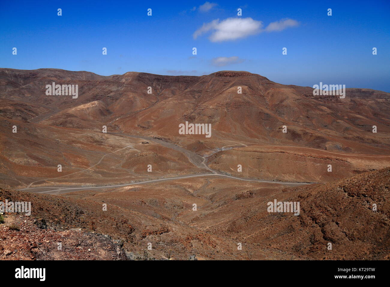 Belle montagne vulcaniche e la strada su un pendio di montagna. Vista panoramica su Fuerteventura. Isole Canarie Foto Stock