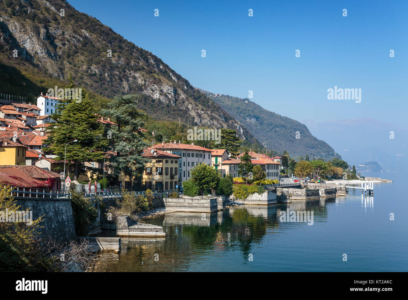 Un villaggio sulle rive del lago di Como, Lombardia, Italia, Europa. Foto Stock