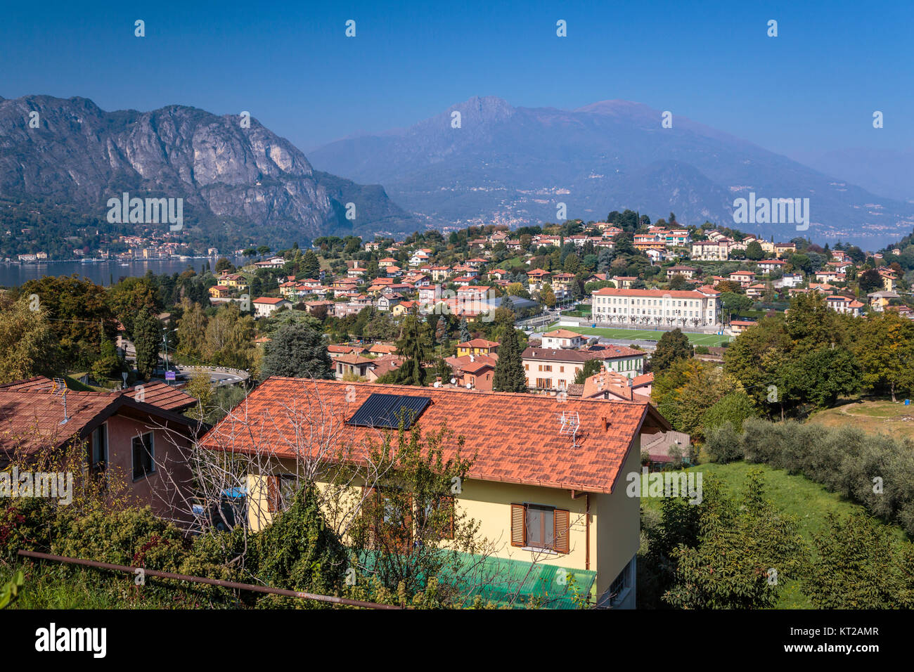 Un villaggio lungo le rive del lago di Como, Lombardia, Italia, Europa. Foto Stock