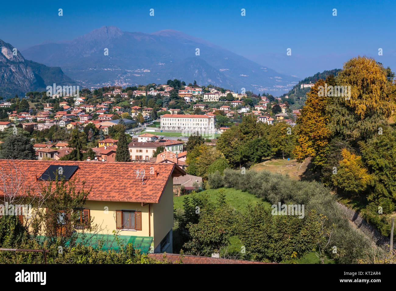 Un villaggio lungo le rive del lago di Como, Lombardia, Italia, Europa. Foto Stock
