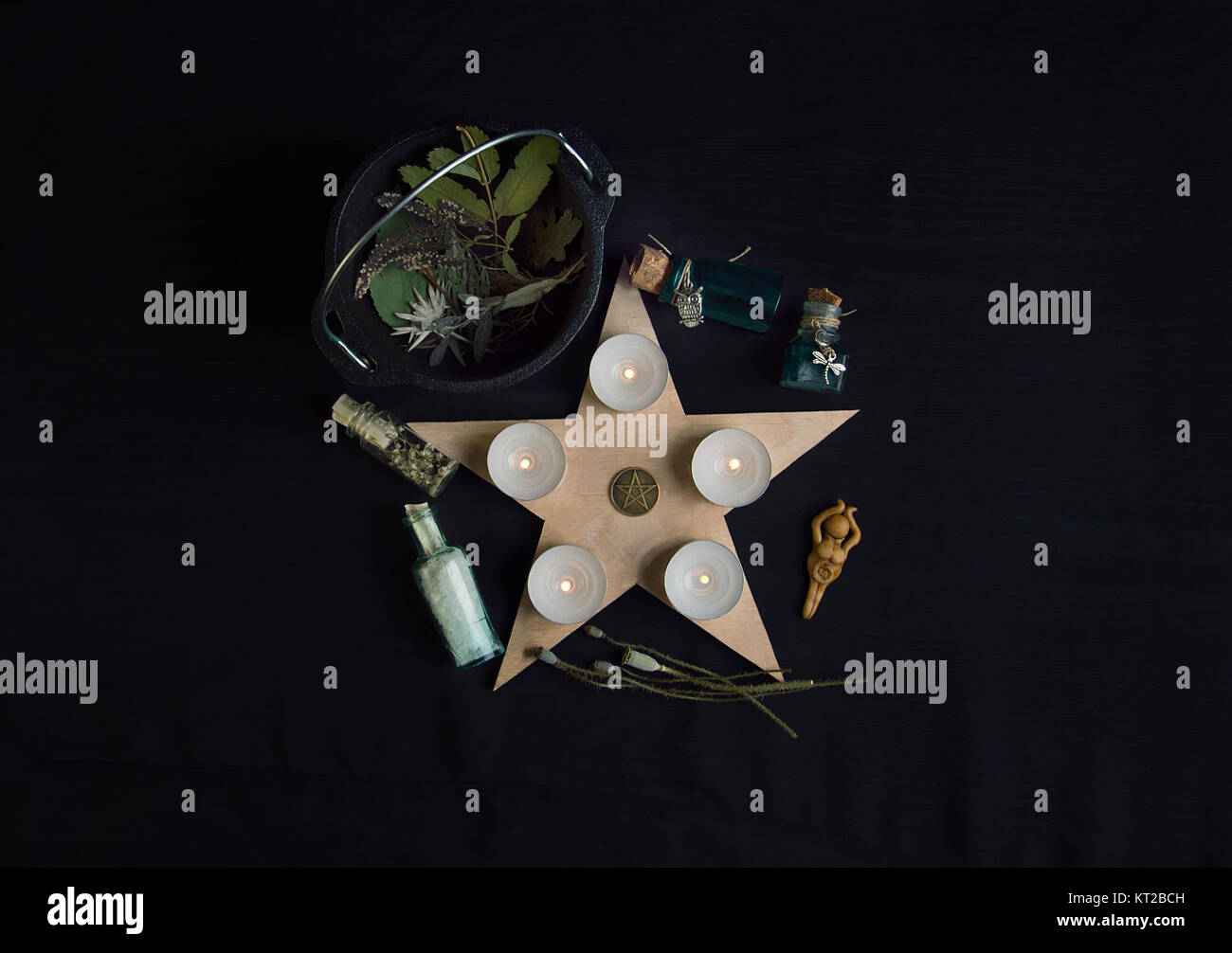 Altare Wiccan con calderone, pentacle e ingredienti Foto Stock
