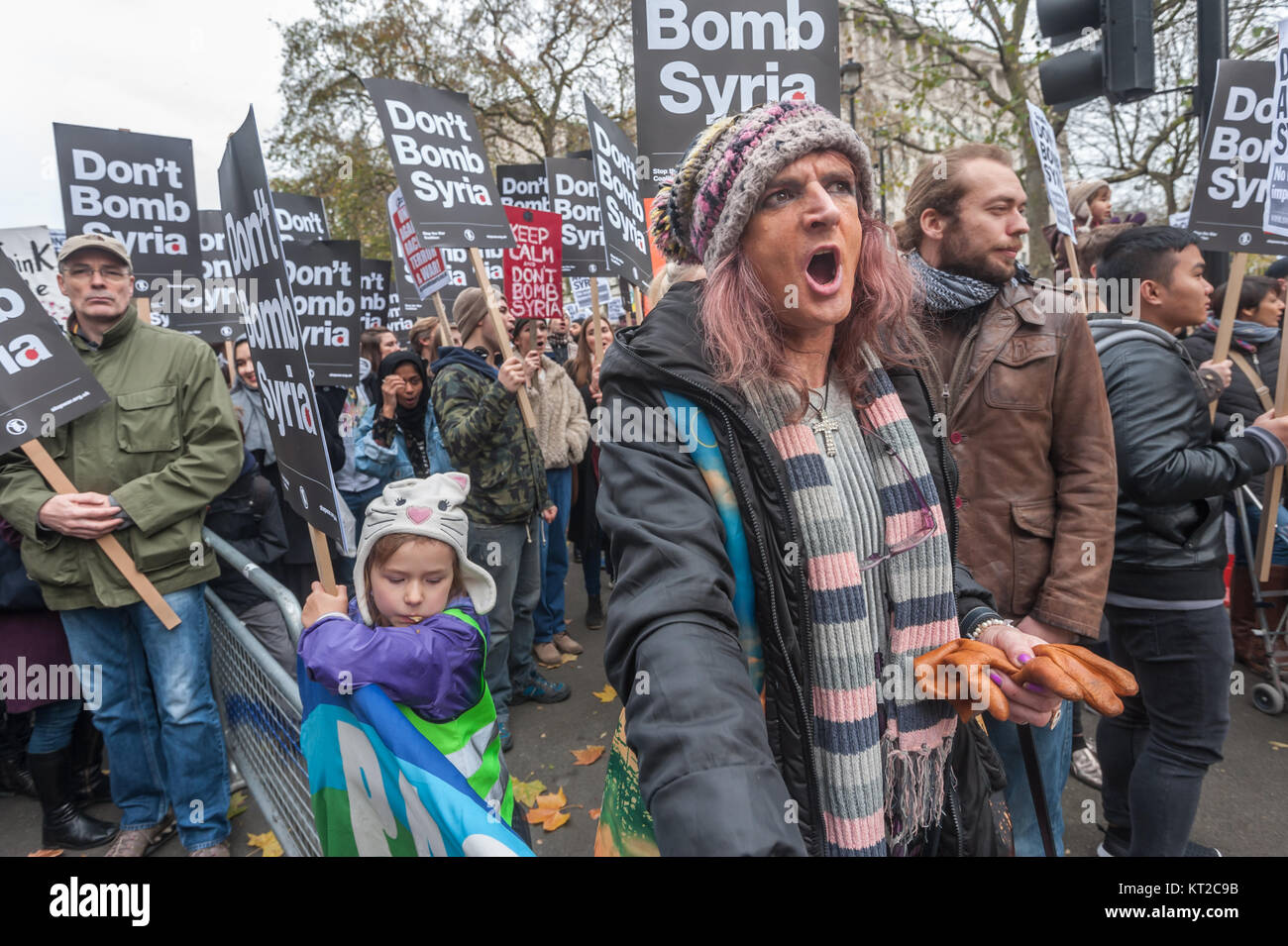 Una donna in mezzo alla folla grida "non bombardare la Siria' alla protesta a Downing St. Foto Stock