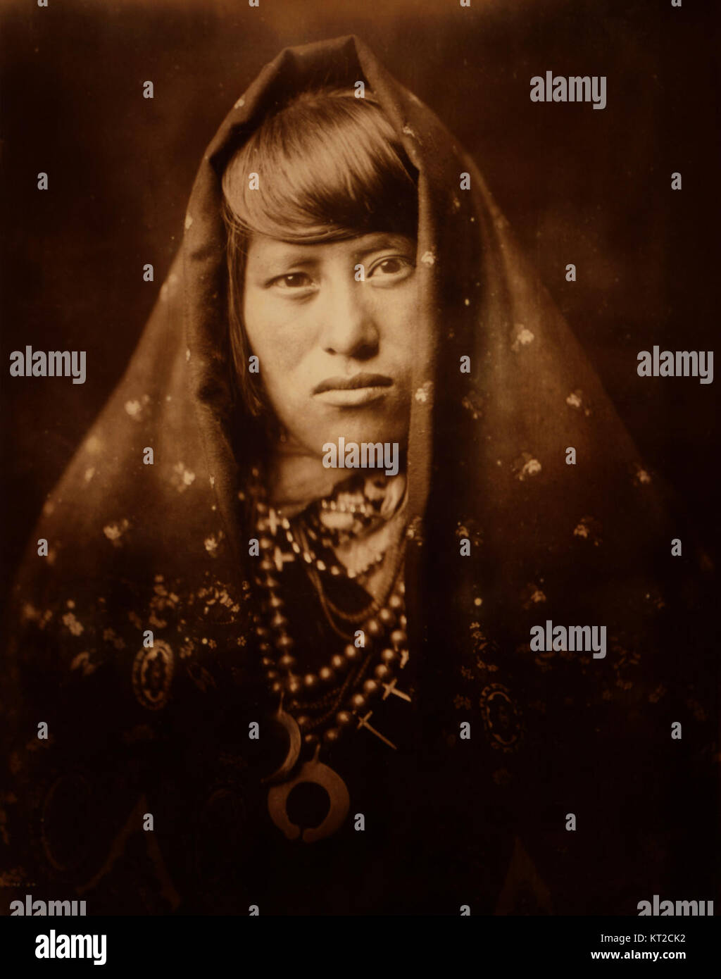 Una fotografia di Edward S. Curtis, raffigurante una donna Acoma del 1905. Curtis catturò la vita indigena americana attraverso il suo lavoro, mostrando aspetti culturali e tradizionali delle tribù dei nativi americani. Foto Stock