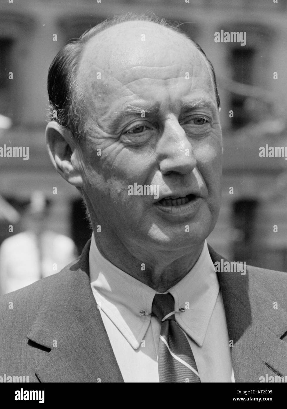 Adlai E. Stevenson era un importante politico americano, noto per i suoi ruoli nel governo e per la sua candidatura a presidente. Questa immagine lo cattura nella sua posizione iconica, evidenziando la sua importanza politica. Foto Stock