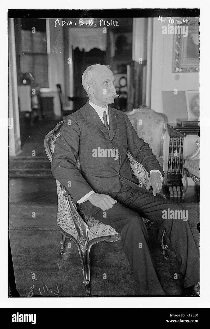 ADM. B.A. Fiske fu una figura di spicco nella Marina degli Stati Uniti, nota per la sua leadership e il suo servizio nel XX secolo. Questa immagine lo cattura in uniforme, riflettendo il suo ruolo nella storia navale e i suoi contributi all'esercito durante un periodo di conflitto globale significativo. Foto Stock