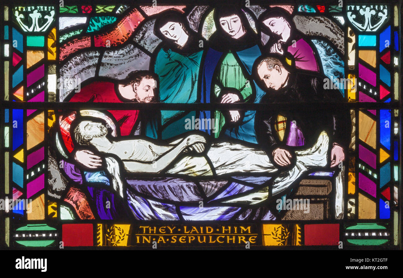 Londra, Gran Bretagna - 16 settembre 2017: La scena della sepoltura di Gesù sul vetro macchiato nella chiesa St Etheldreda da Charles Blakeman Foto Stock