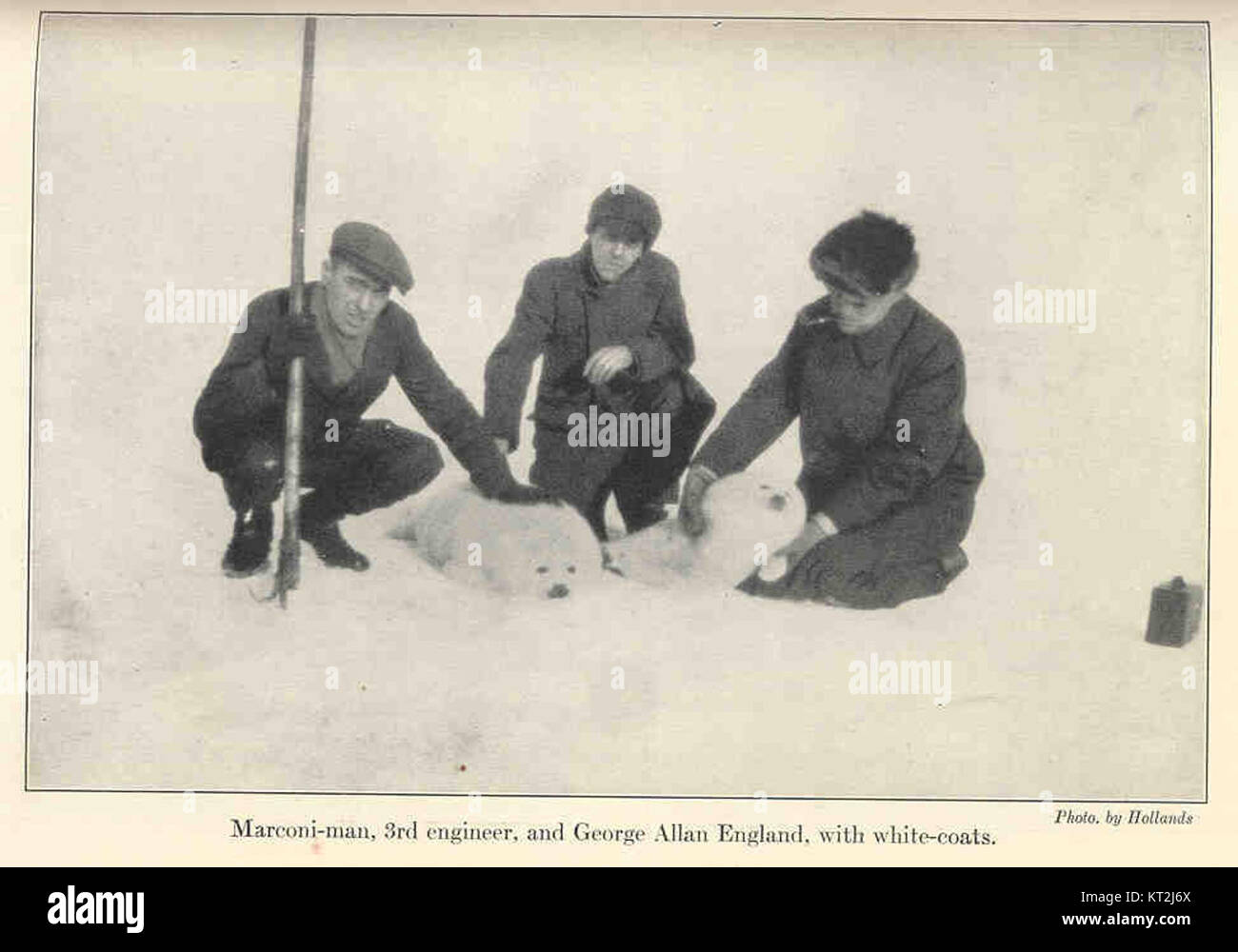 Questa fotografia cattura Marconi-Man, un terzo ingegnere, e George Allan England, vestiti con cappotti bianchi, probabilmente associati ai primi lavori scientifici o industriali all'inizio del XX secolo. Foto Stock