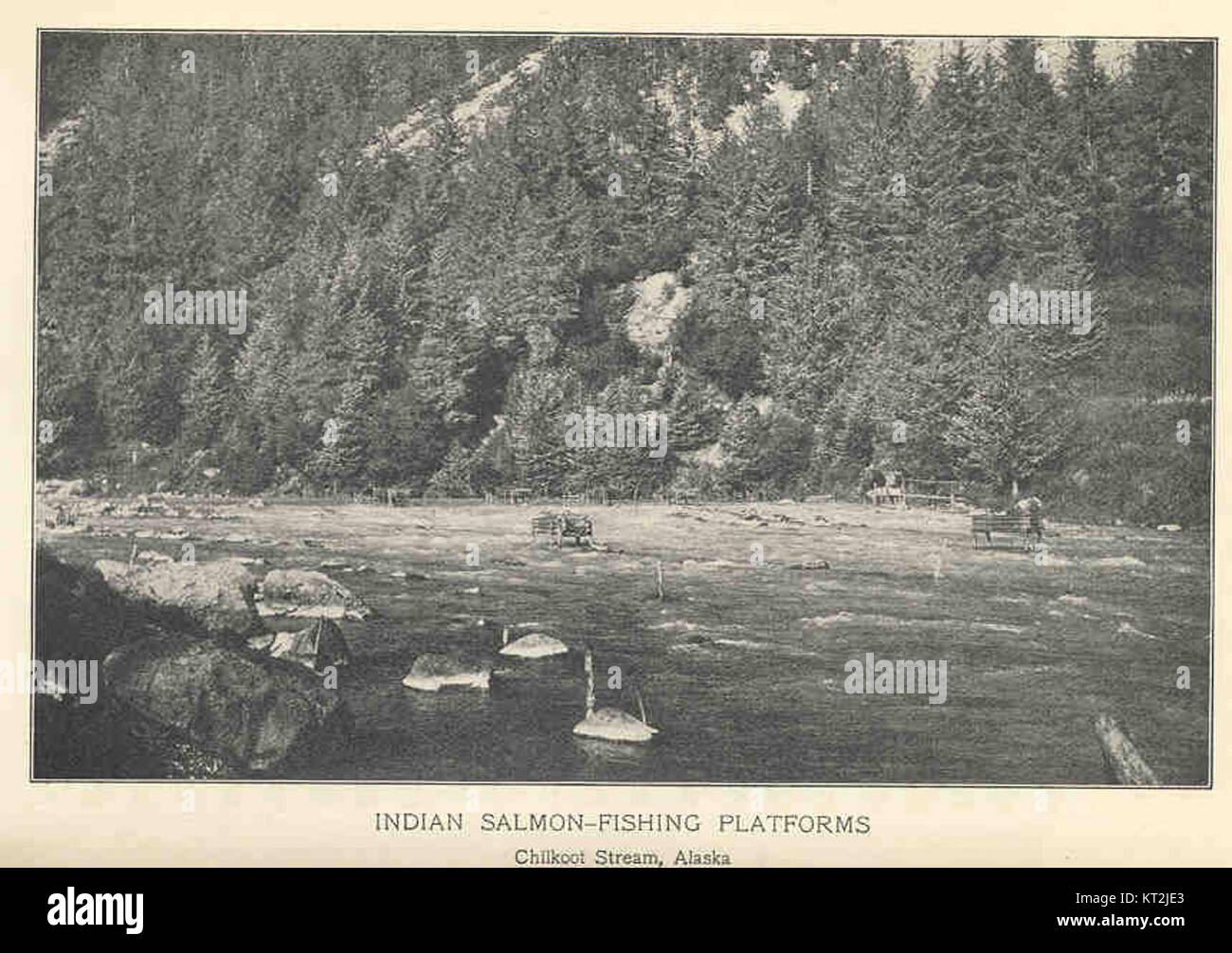 Le piattaforme indiane per la pesca del salmone lungo il fiume Chilkoot in Alaska erano storicamente utilizzate dalle tribù dei nativi americani. Queste strutture hanno permesso la pesca durante la corsa del salmone e sono una parte importante della cultura della pesca indigena. Foto Stock