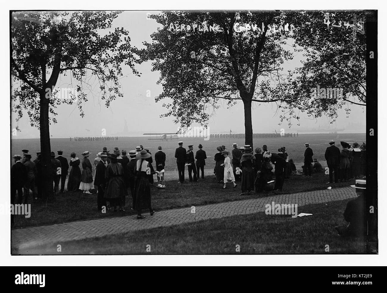Una fotografia storica di un aereo a Governors Island, New York, che mostra la storia dell'aviazione. L'immagine fornisce informazioni sugli aerei dei primi anni del XX secolo e sulla loro presenza in ambienti urbani. Foto Stock