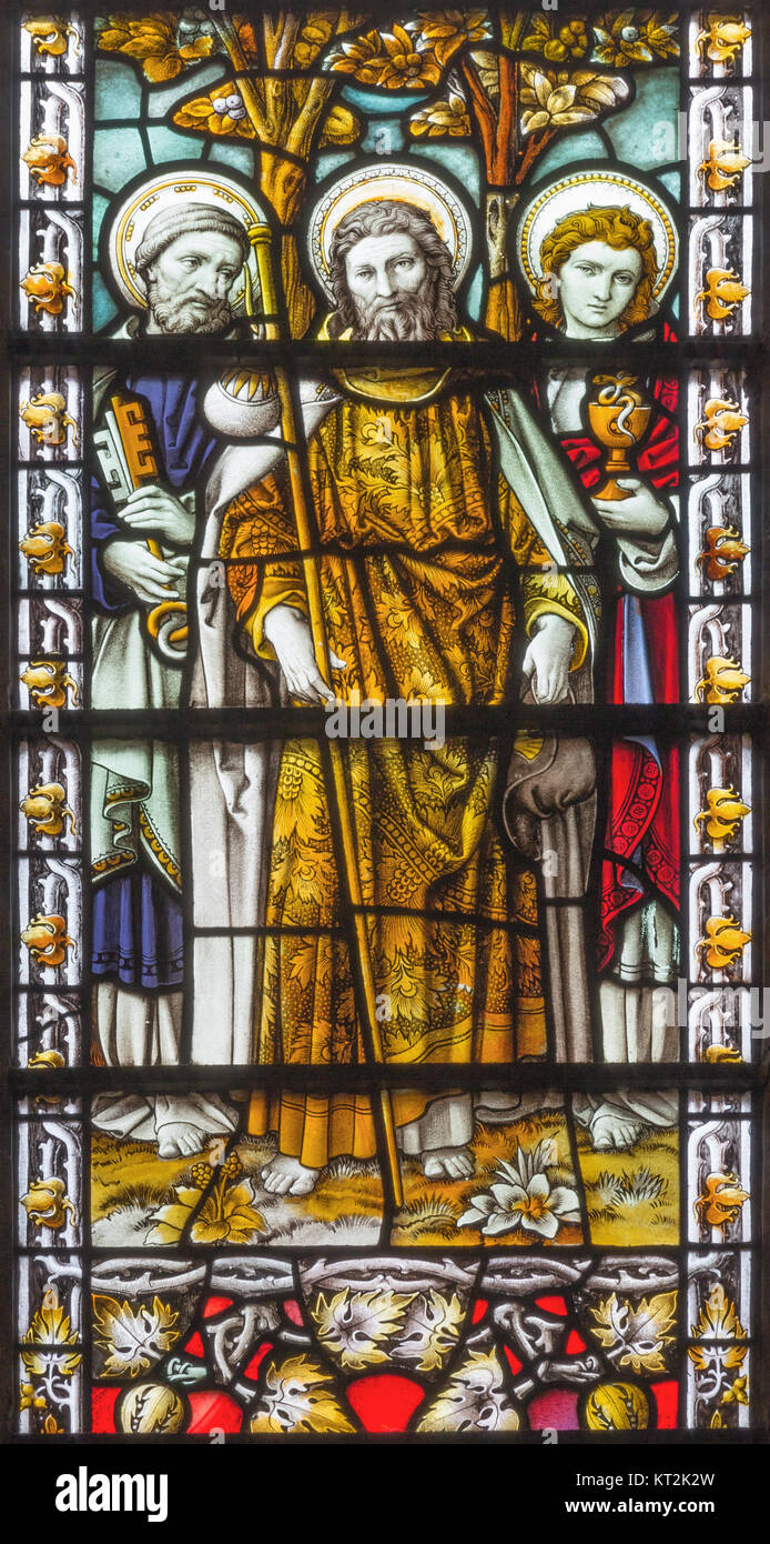 Londra, Gran Bretagna - 17 settembre 2017: gli apostoli Pietro, Giacomo e Giovanni da vetrate nella chiesa di San Giacomo luogo spagnolo Foto Stock