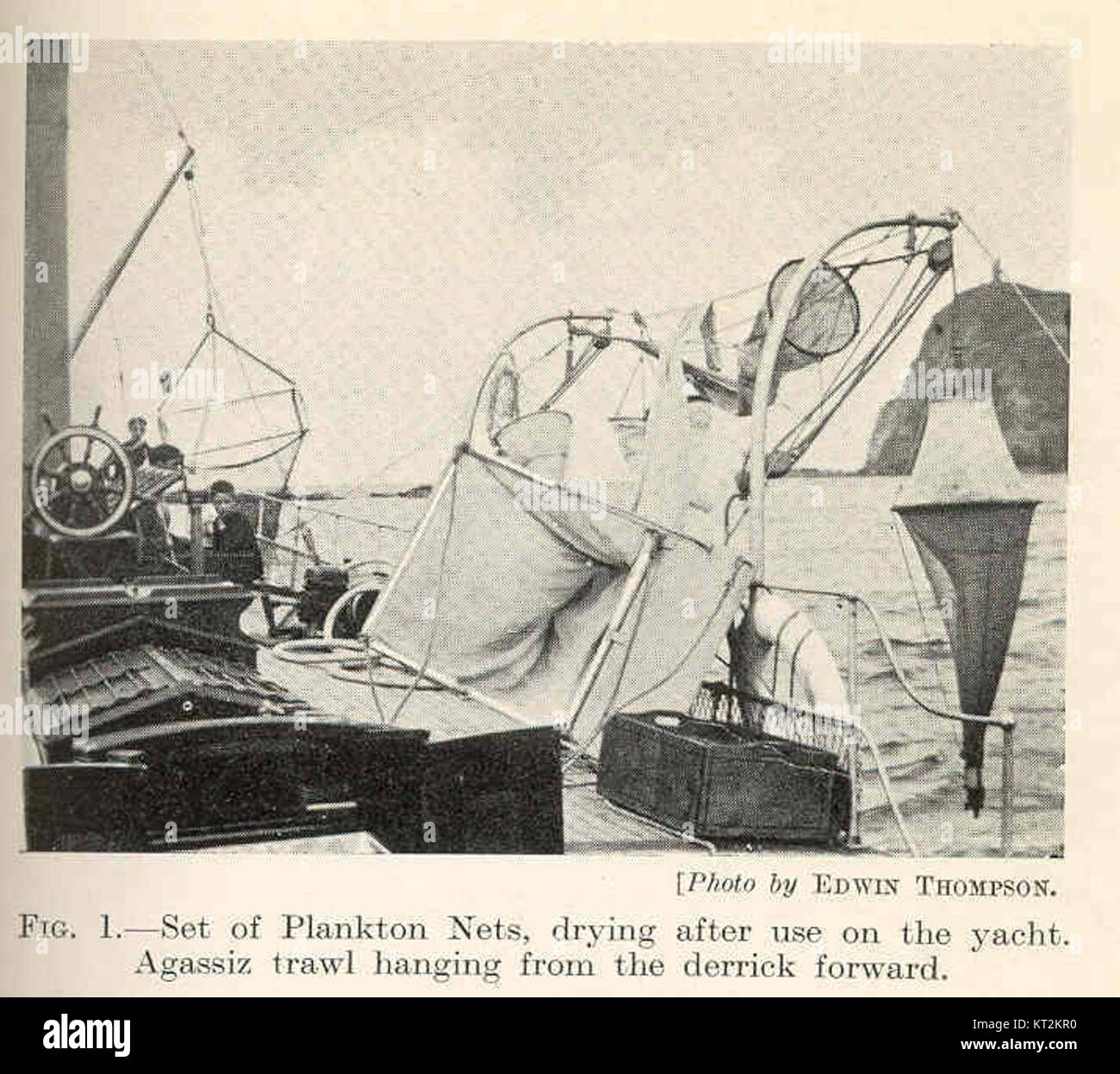 Una serie di reti di plancton che si asciugano dopo l'uso a bordo dello yacht Agassiz, con attrezzature per la pesca a strascico utilizzate per raccogliere plancton, appese al derrick anteriore. Foto Stock