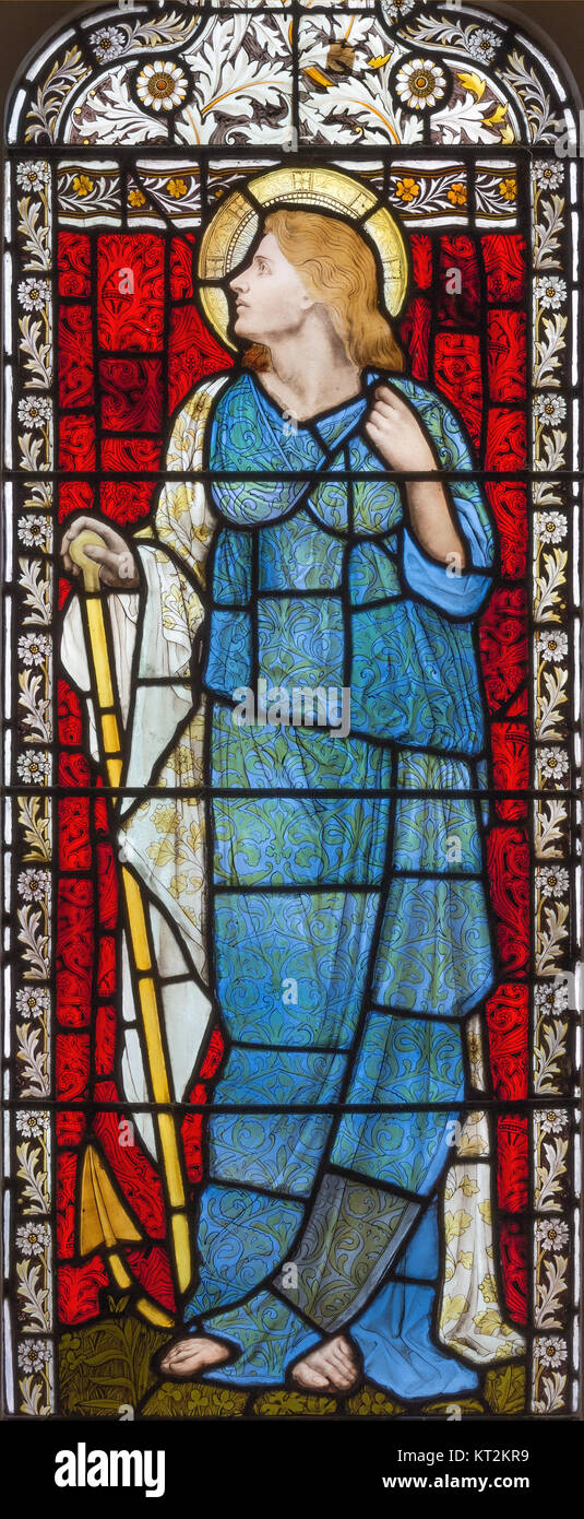 Londra, Gran Bretagna - 17 settembre 2017: Il simbolico virt cardinale di speranza sul vetro macchiato nella chiesa di San Michele, Chester square. Foto Stock