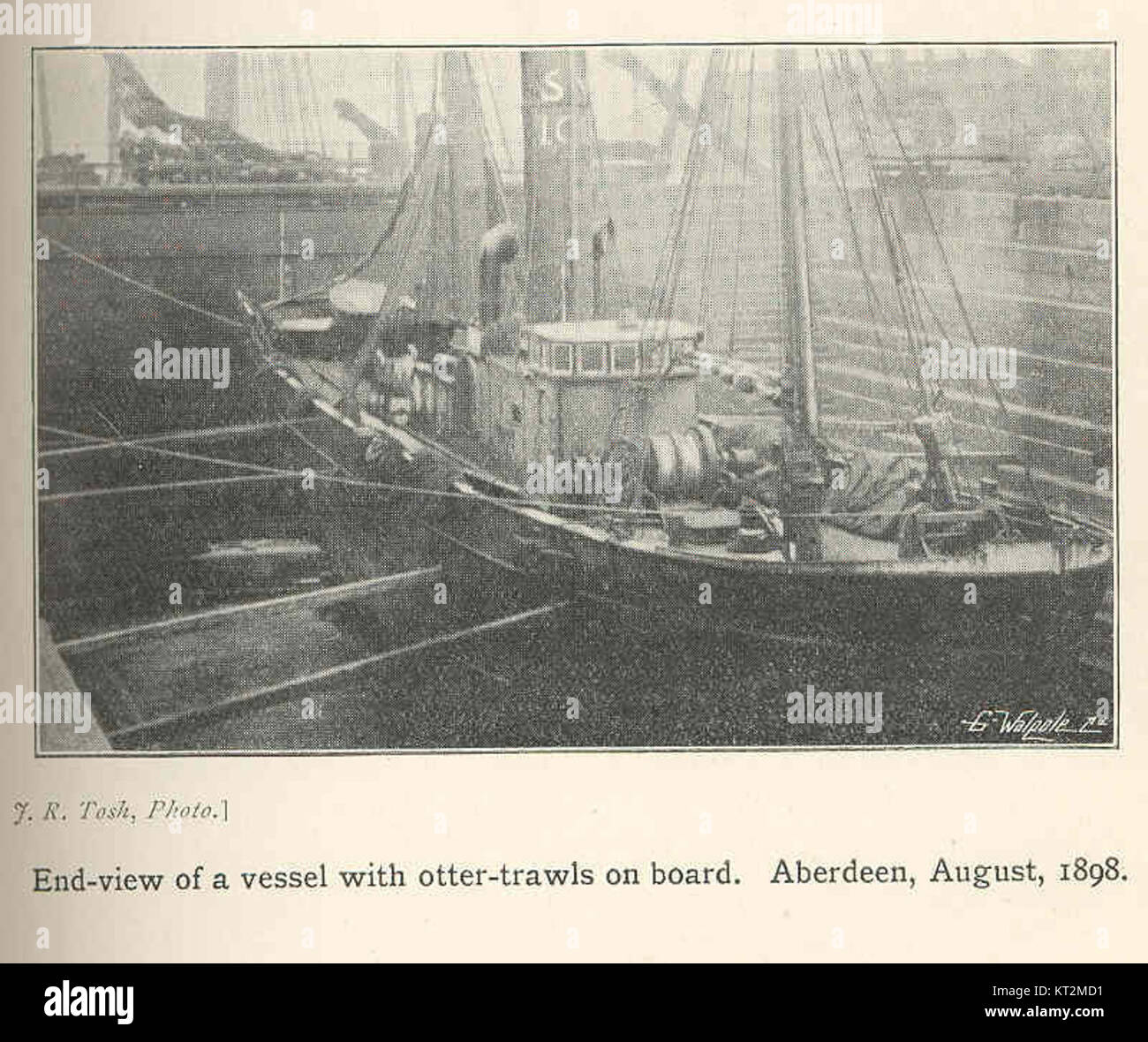 Questa immagine mostra una vista finale di una nave dotata di reti a strascico, catturata ad Aberdeen nell'agosto 1898. Mette in evidenza la tecnologia di pesca del tempo. Foto Stock