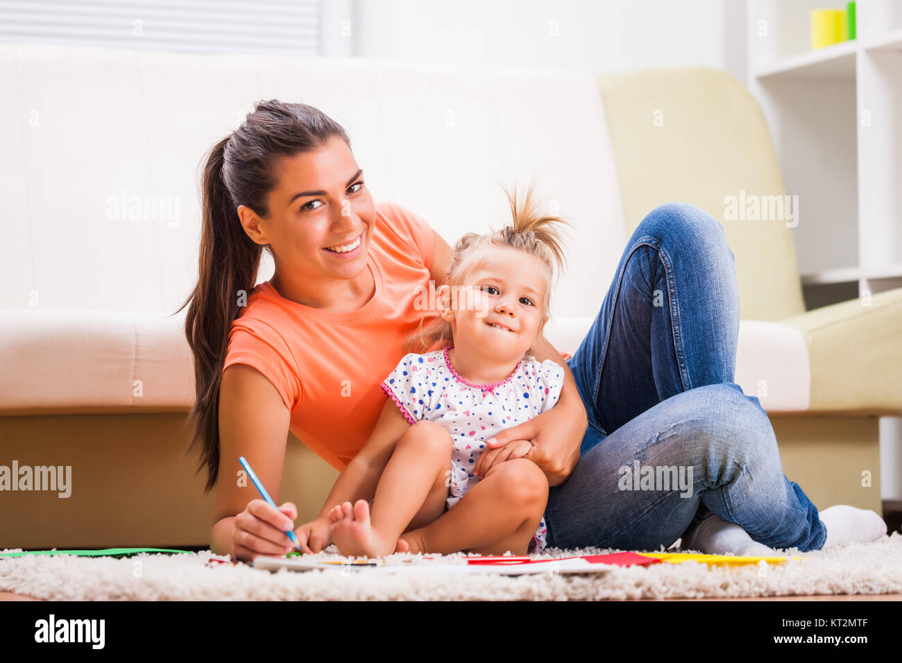 La bionda bambina di 2 anni, seduta a tavola con matite colorate Foto stock  - Alamy