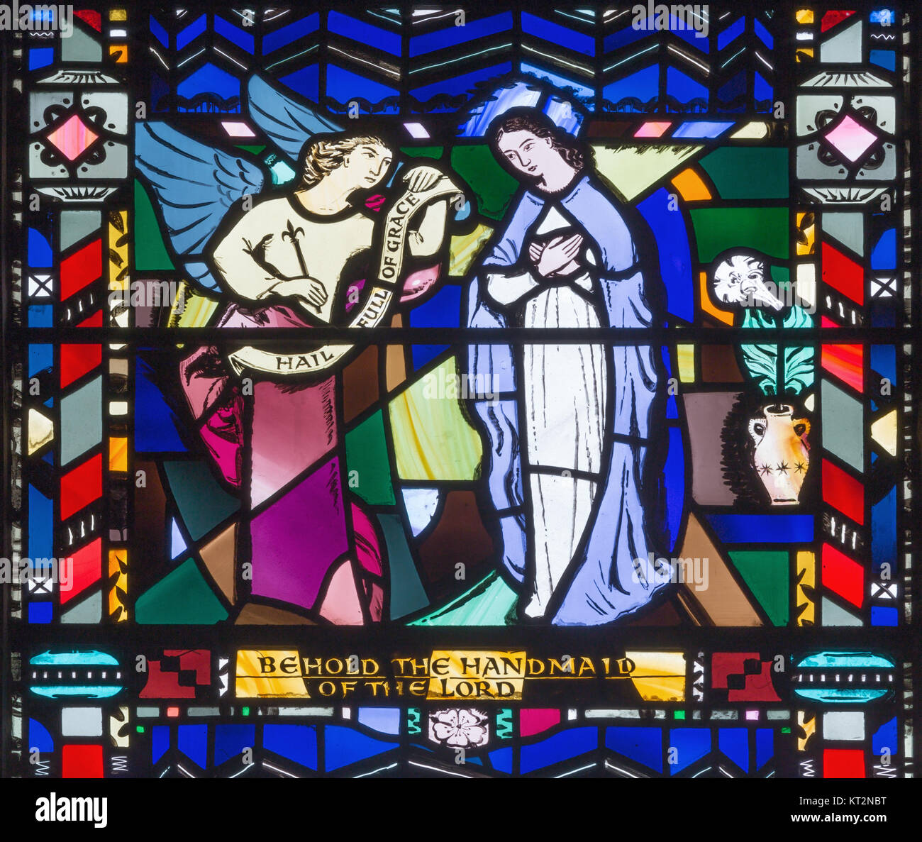 Londra, Gran Bretagna - 16 settembre 2017: l'Annunciazione sul vetro macchiato nella chiesa St Etheldreda da Charles Blakeman (1953 - 1953). Foto Stock