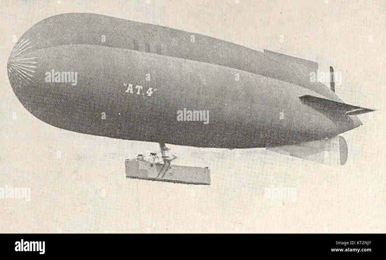 Il Diriable A T 4, parte della flotta navale francese, è un dirigibile storico utilizzato per scopi navali. Questa immagine mostra il dirigibile come parte della storia dell'aviazione marittima. Foto Stock