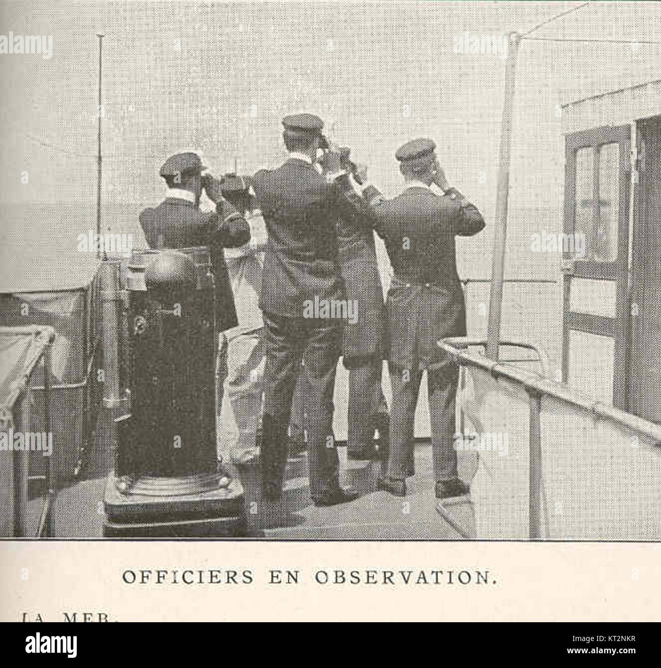 Officiers en Observation raffigura gli ufficiali militari in osservazione durante uno specifico momento storico. Questa immagine evidenzia il loro ruolo strategico nelle operazioni militari. Foto Stock