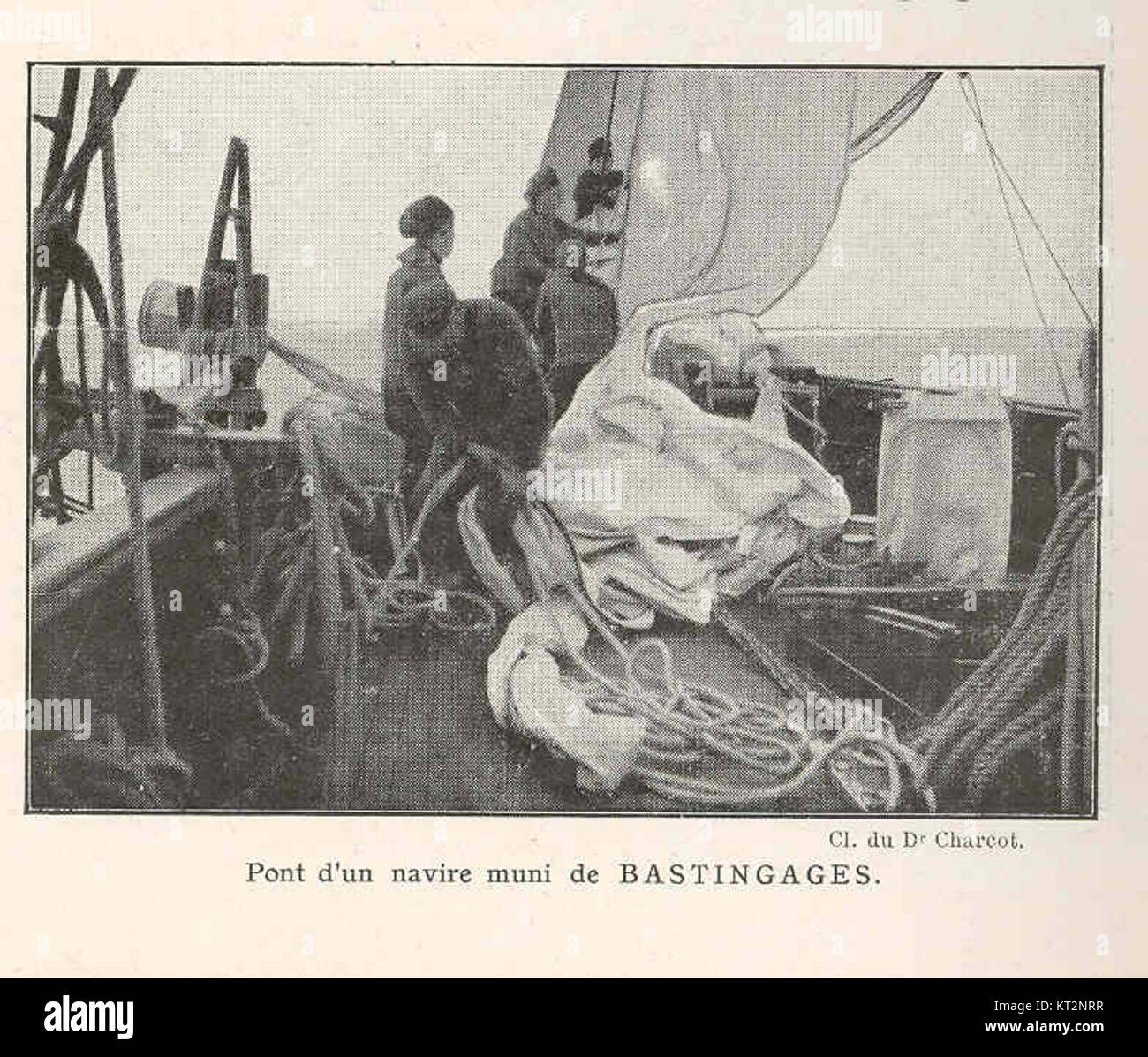 Questa immagine raffigura un ponte storico di una nave dotato di baluardi, o bastingaggi, che erano cruciali per fornire sicurezza e integrità strutturale sulle navi, specialmente durante le operazioni navali e i viaggi. Foto Stock