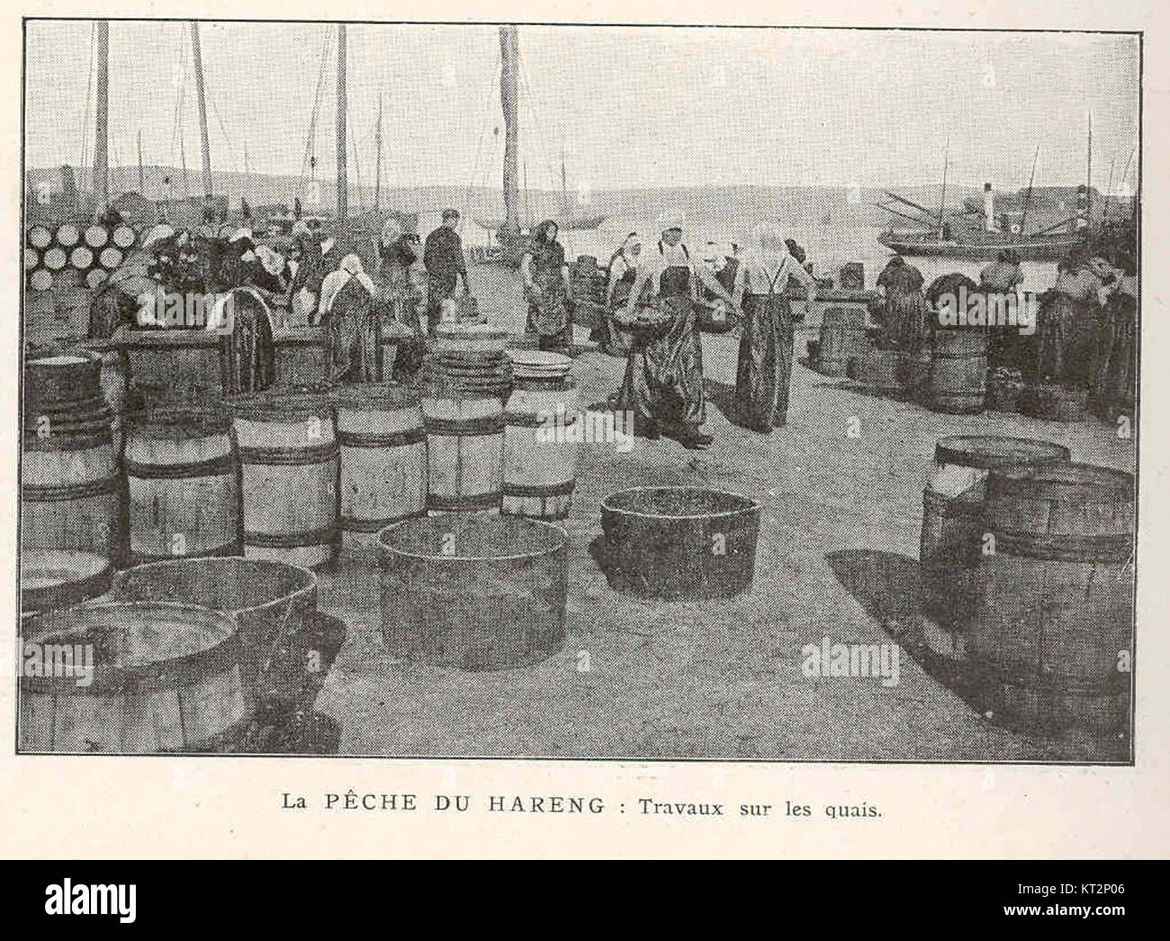 Questa immagine storica probabilmente raffigura lavori in corso sui bacini legati alla pesca delle aringhe, un settore chiave in alcune regioni costiere. Mette in mostra l'ambiente vivace della lavorazione e del trasporto del pesce. Foto Stock