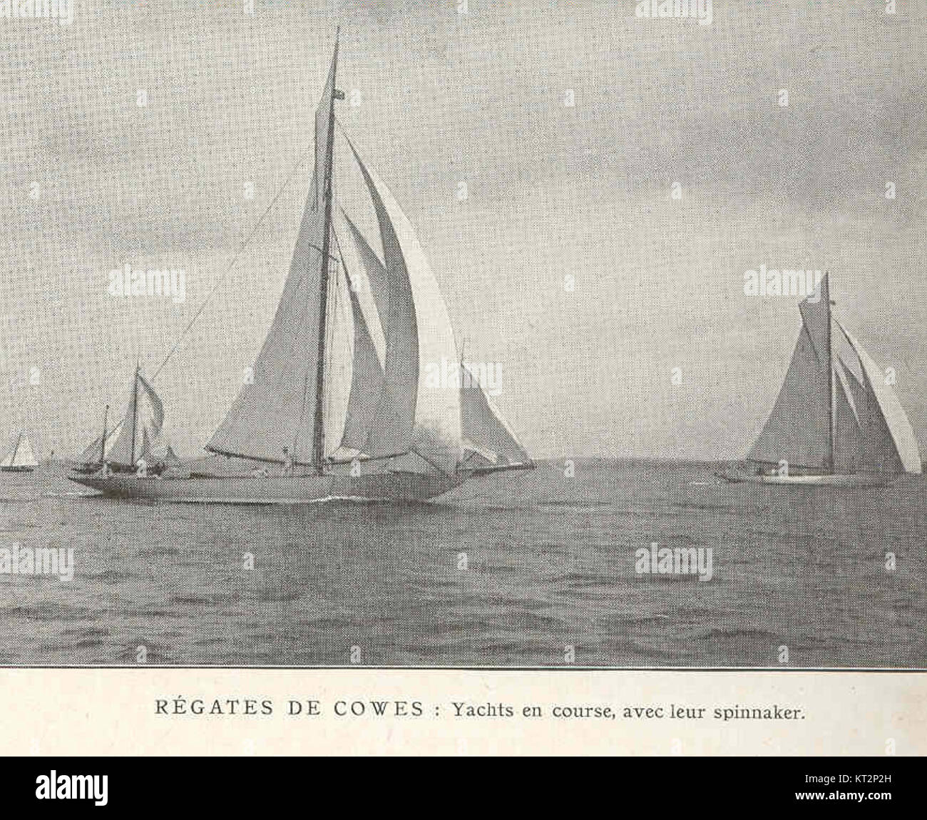 Una vista degli yacht che corrono alla Cowes Regatta, mostrando i loro colorati spinnaker in azione durante l'evento. Foto Stock