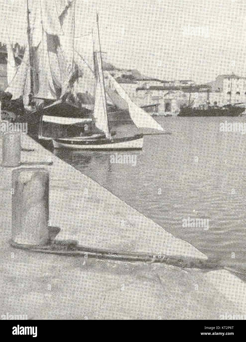 37486 Bornes en Pierre disposees sur onu quai de Porto, pour l'amarrage des batiments Foto Stock