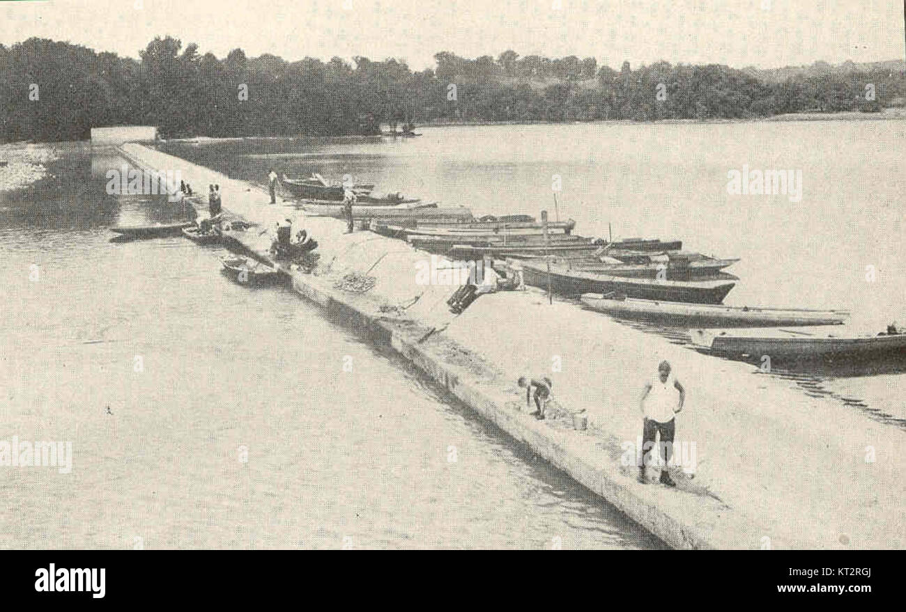 Questa immagine cattura le barche a cozze sulla piscina del fiume Rock, situata sopra la foce del fiume, vicino a Government Locks. Le cozze vengono raccolte manualmente, una parte essenziale delle pratiche di pesca locali. Foto Stock