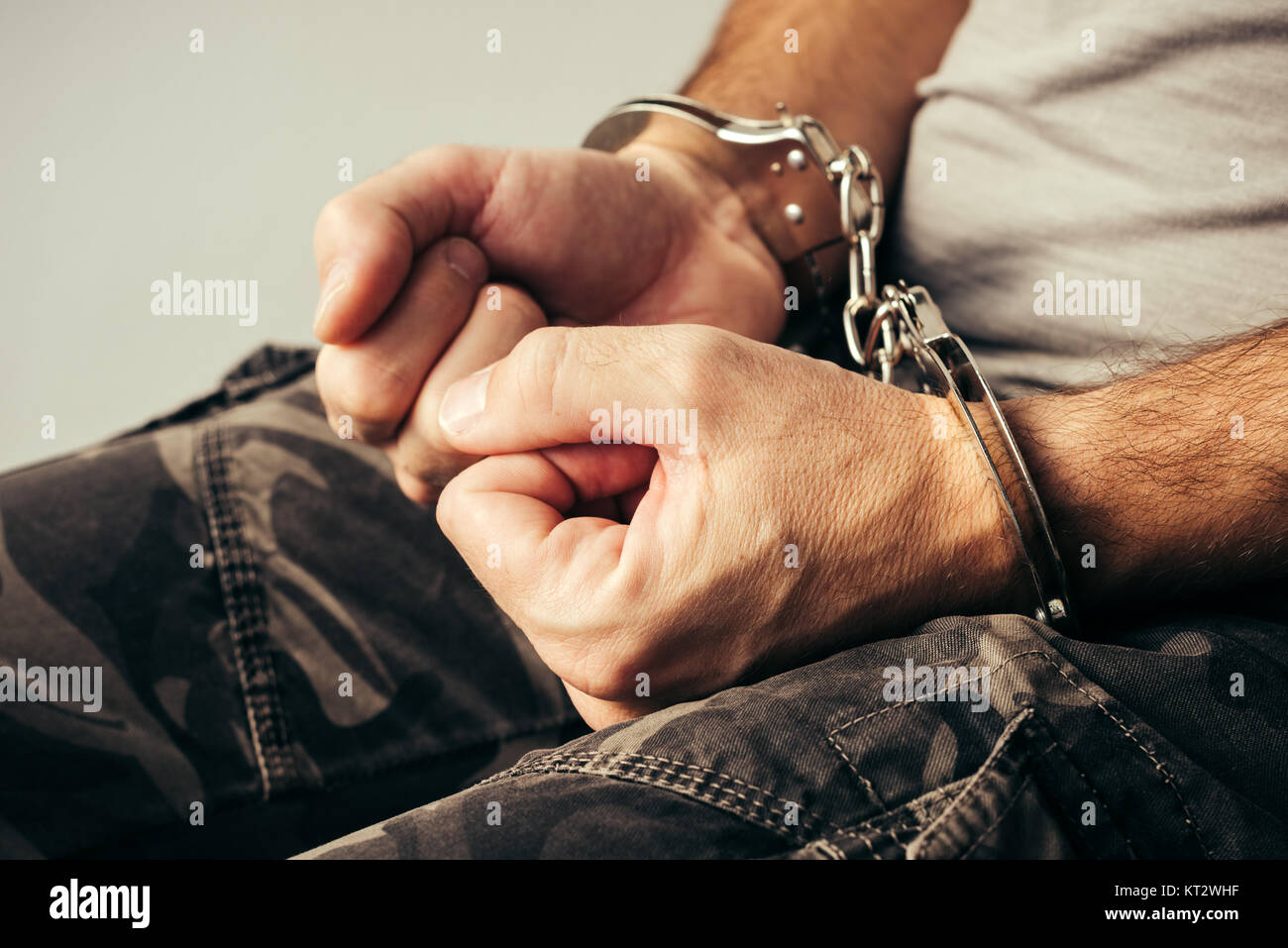 Uomo Morto Che Cammina - Uomo Disperato Con Le Manette in Prigione  Fotografia Stock - Immagine di bloccato, federale: 33666144