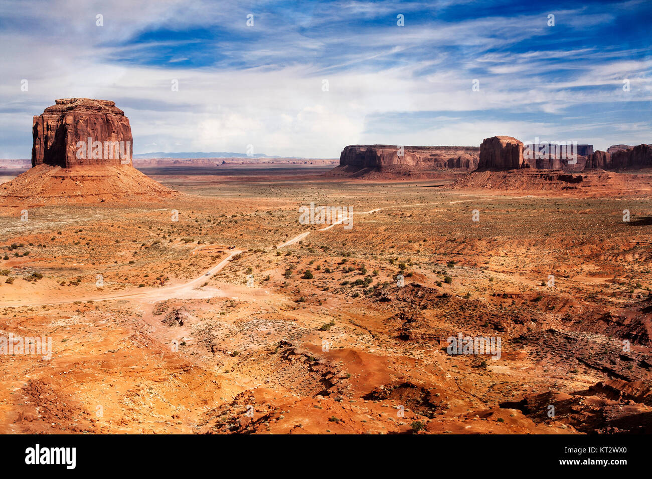 Il 17 mile tour strada che si snoda attraverso la valle del monumento al confine di Arizona e Utah. Foto Stock