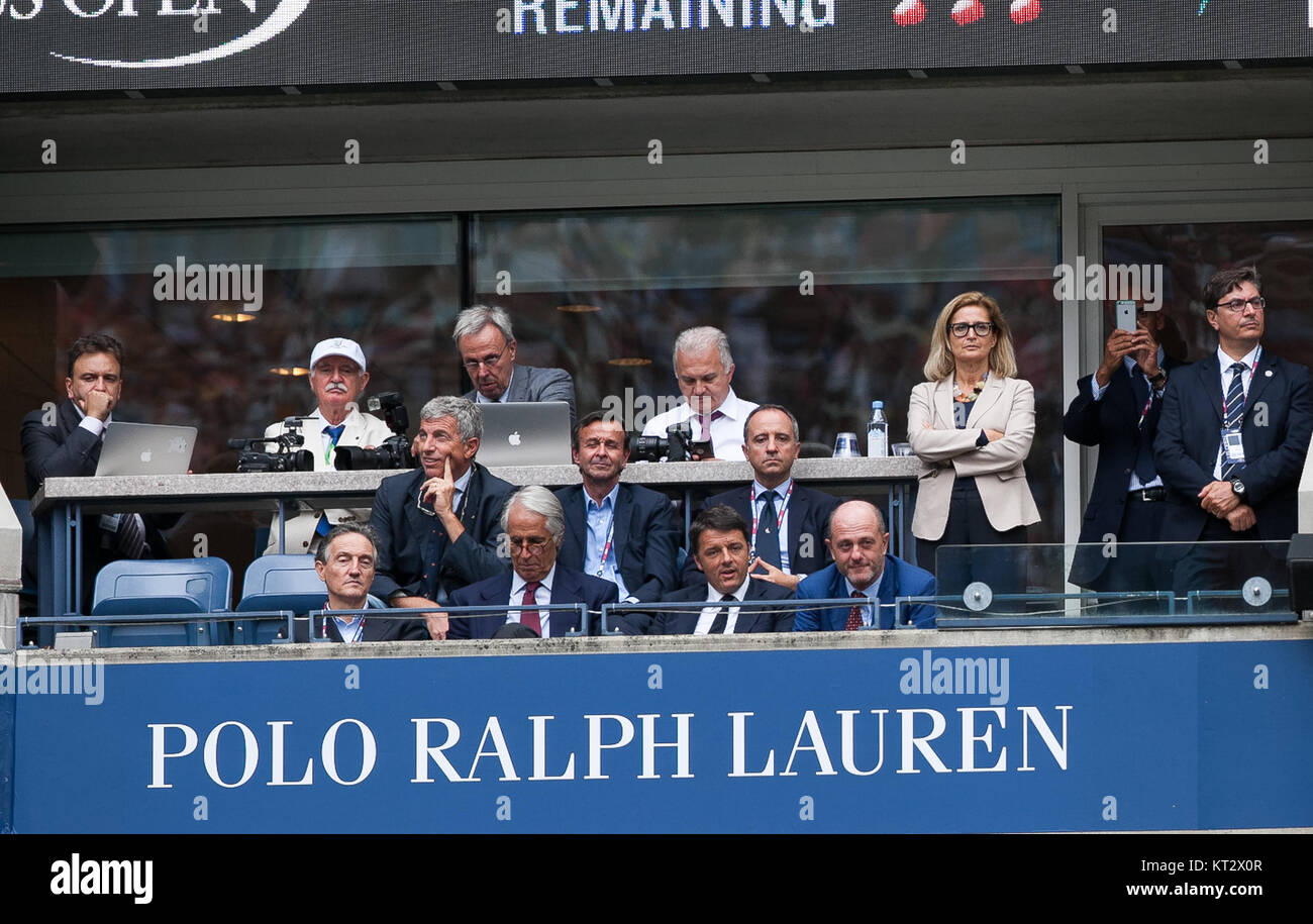 NEW YORK, NY - 12 settembre: Primo Ministro italiano Matteo Renzi assiste le donne singoli match finale tra Roberta Vinci di Italia e Flavia PENNETTA dell'Italia il giorno tredici del 2015 US Open al USTA Billie Jean King National Tennis Center il 12 settembre 2015 nel quartiere di lavaggio del Queens Borough of New York City People: Primo Ministro italiano Matteo Renzi Foto Stock