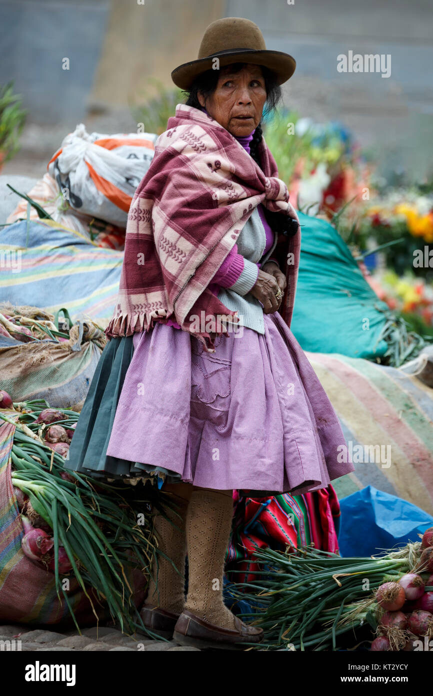 Il quechua donna onion vendor, Pisac mercato domenicale, Cusco, Perù Foto Stock