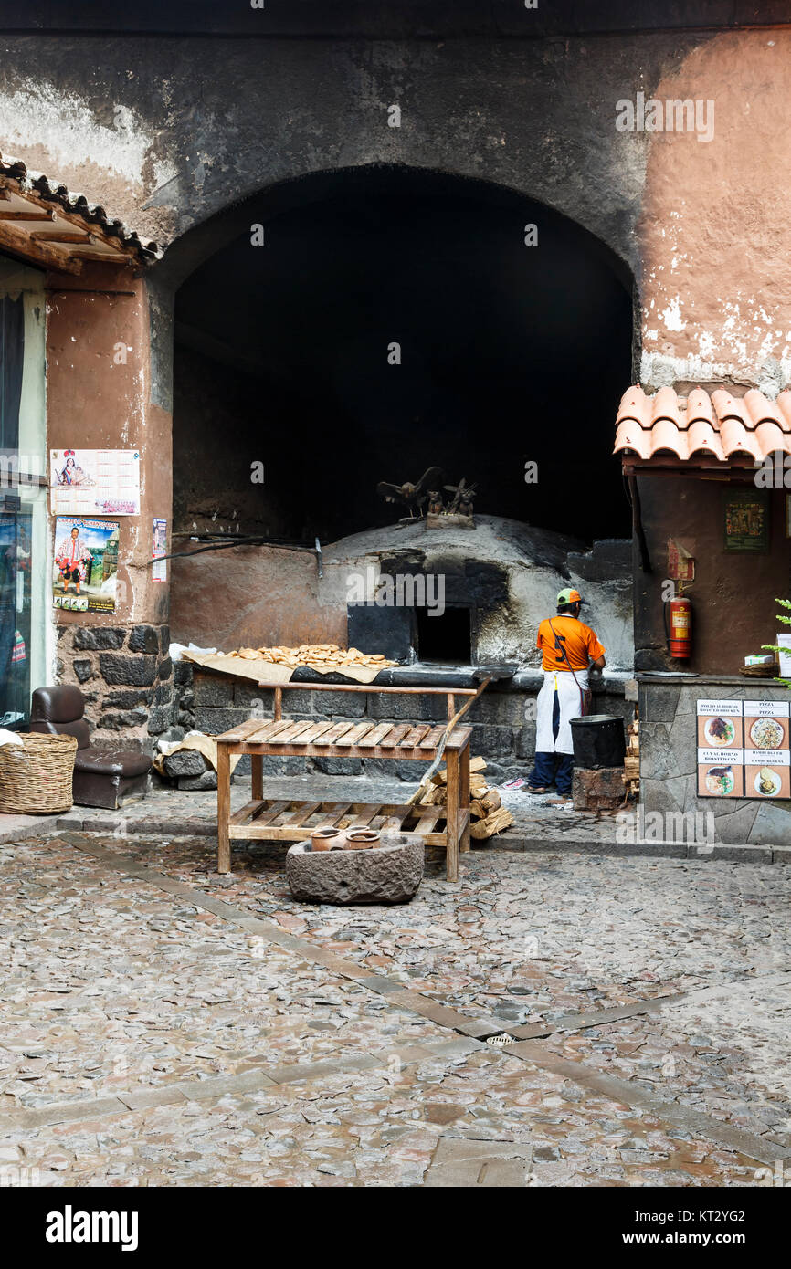 Baker rendendo le empanadas, storico coloniale Horno San Francisco (San Francisco forno coloniale), Pisac, Cusco, Perù Foto Stock
