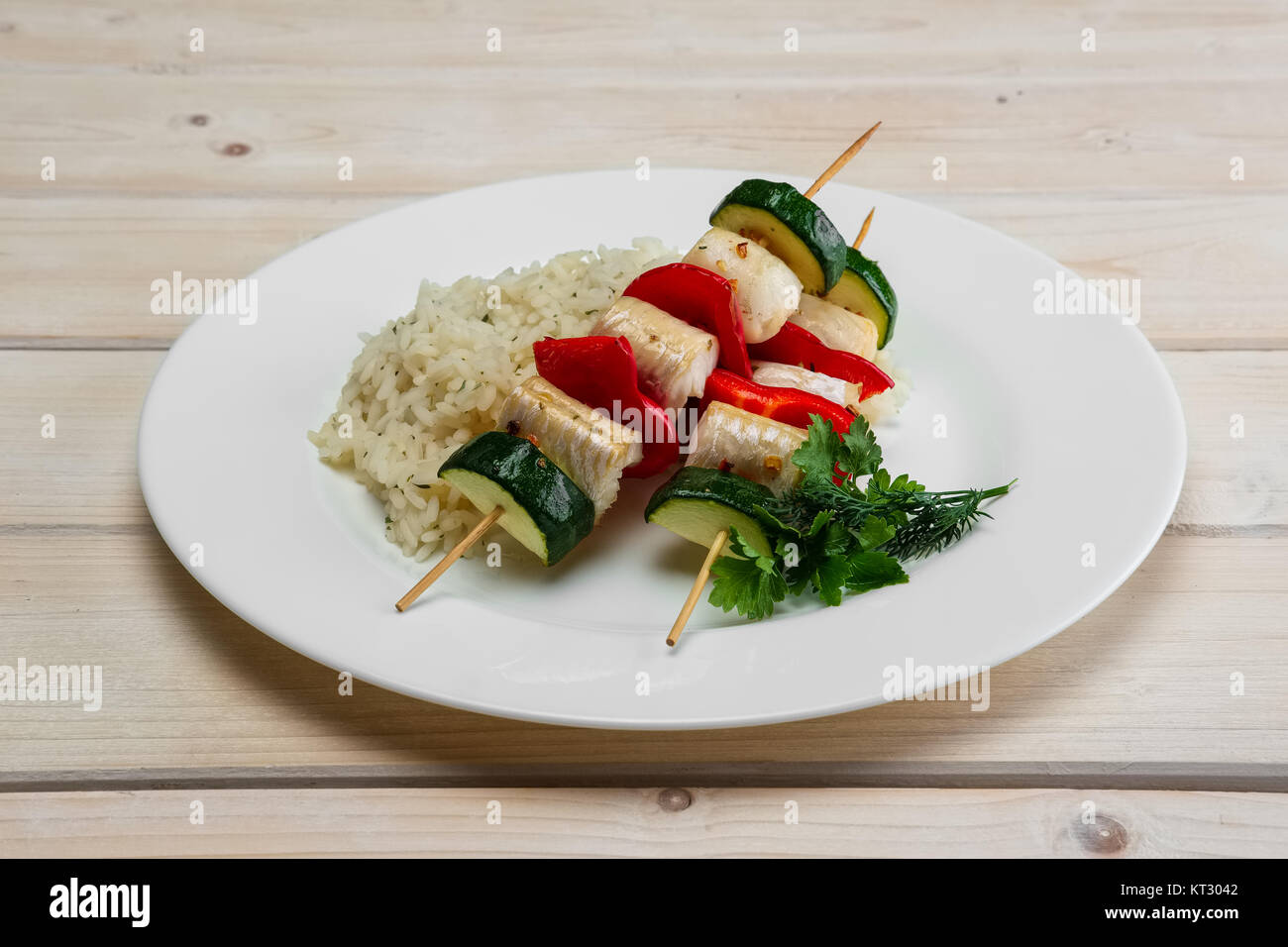 Grigliate di pesce e di verdure su spiedino con riso bollito Foto Stock