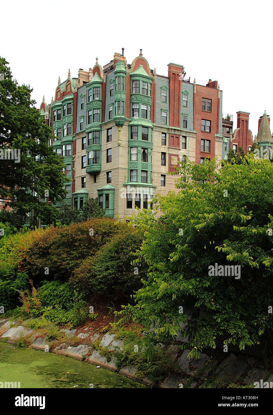 Il vecchio castello di ornati come edificio di appartamenti lungo Commonwealth Avenue in Boston, Massachusetts Foto Stock