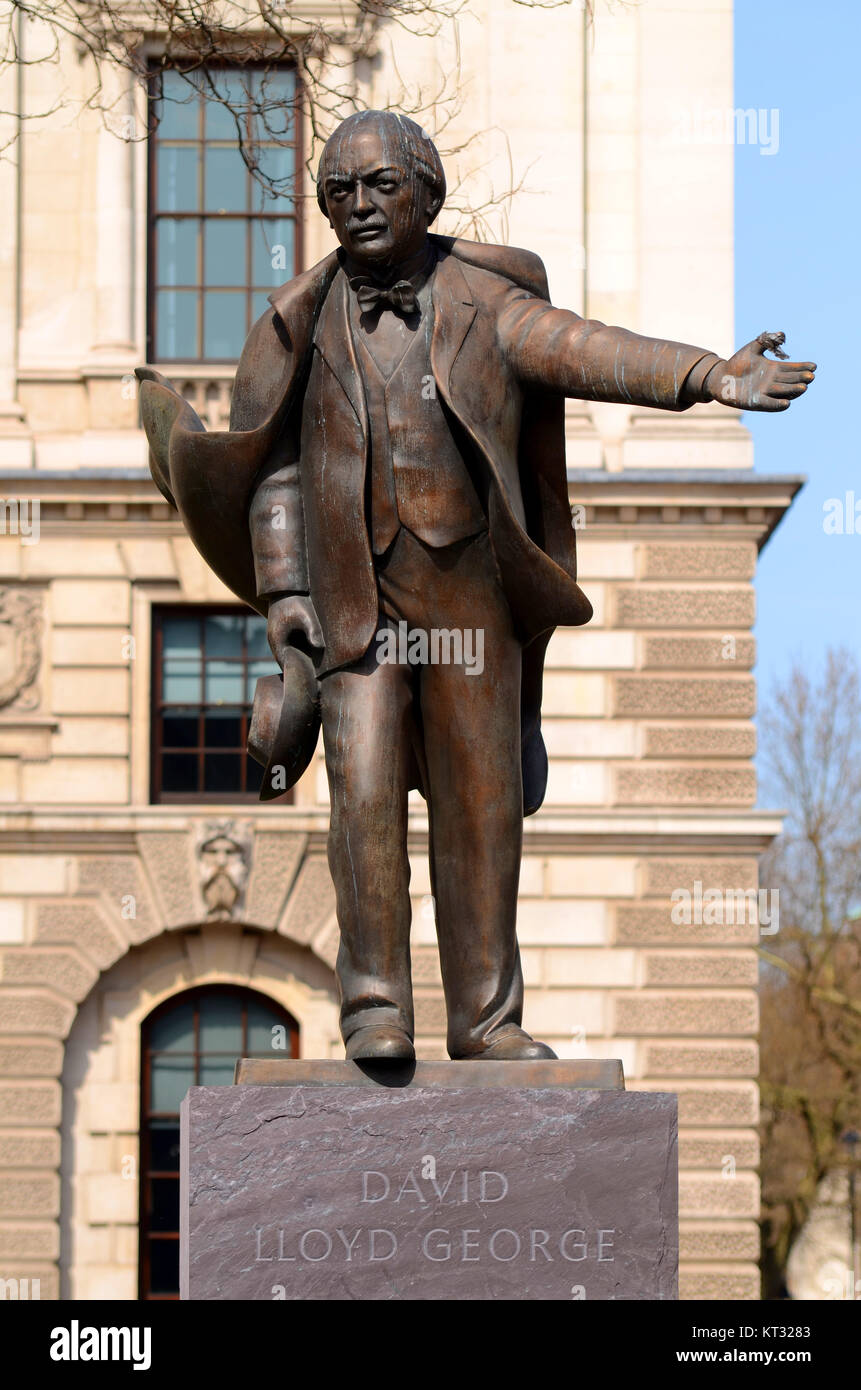 David Lloyd George statua in bronzo nella piazza del Parlamento, Westminster, London. Foto Stock