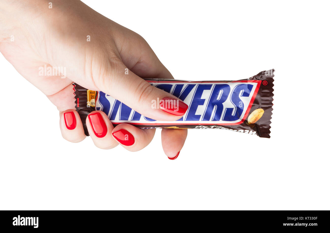 CHISINAU in Moldova - Dicembre 21, 2017: mano tenendo un Snickers barra di cioccolato. Snickers barre sono prodotte da Mars Incorporated. Snickers è stato creato da Foto Stock