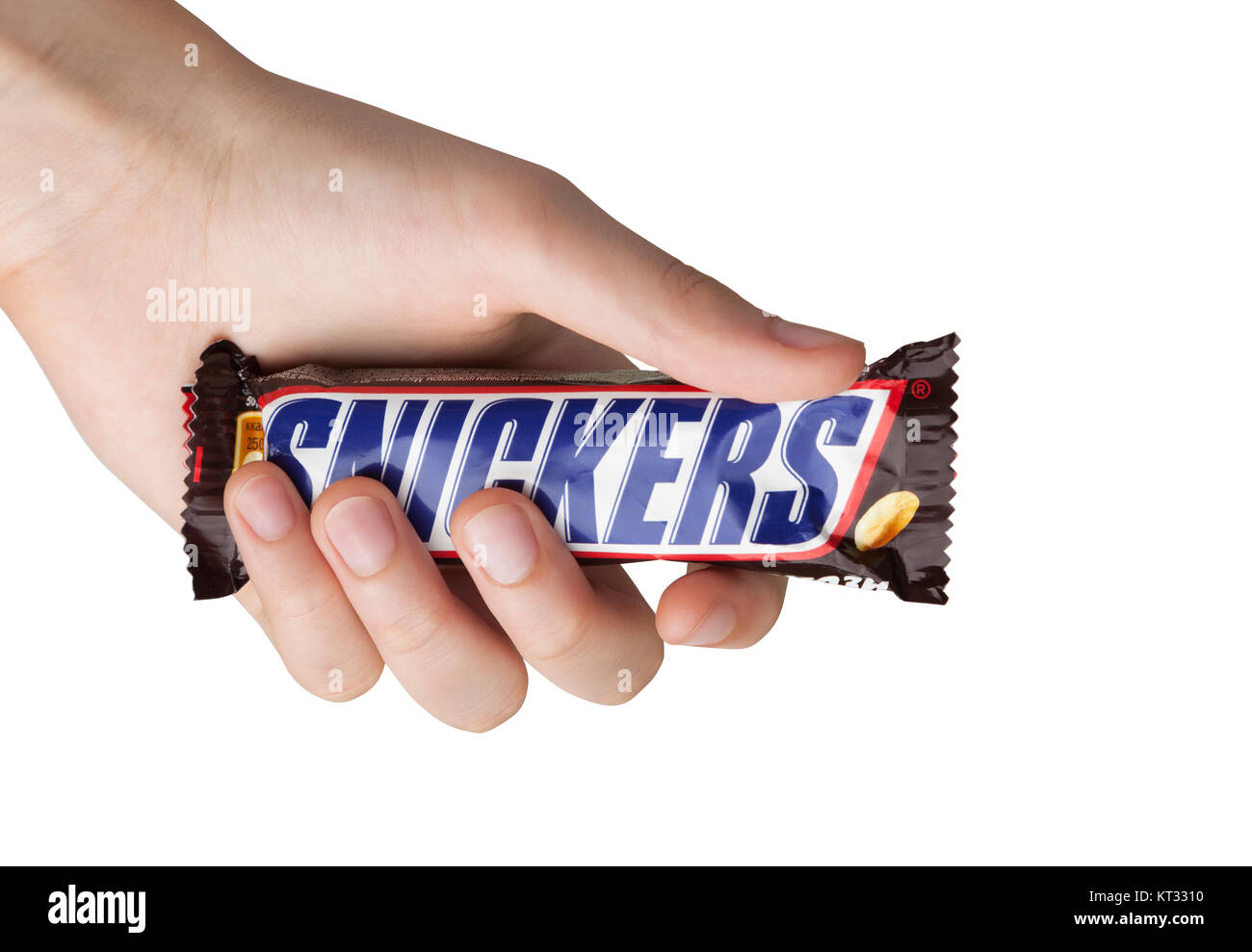 CHISINAU in Moldova - Dicembre 21, 2017: mano tenendo un Snickers barra di cioccolato. Snickers barre sono prodotte da Mars Incorporated. Snickers è stato creato da Foto Stock