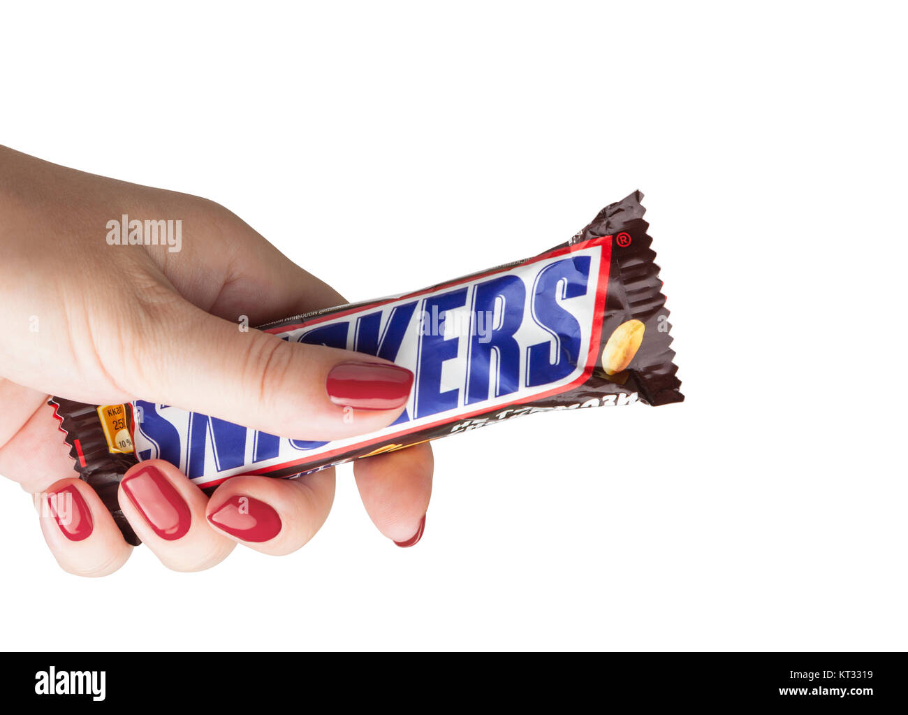 CHISINAU in Moldova - Dicembre 21, 2017: mano tenendo un Snickers barra di cioccolato. Snickers barre sono prodotte da Mars Incorporated. Snickers è stato creato da Foto Stock